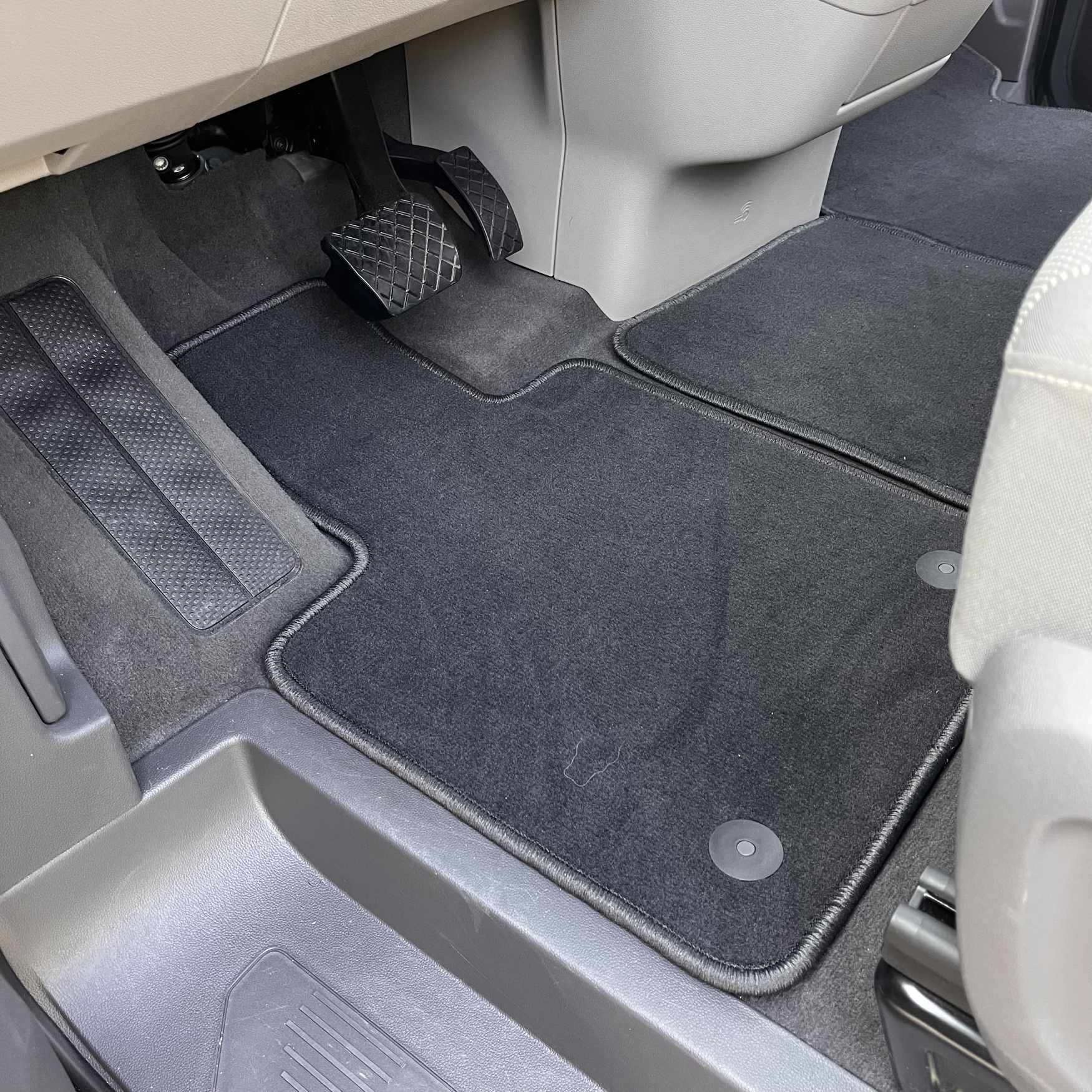 Alfombrillas de coche para tu furgoneta (VW, Mercedes, Ford) – Guía completa 2025